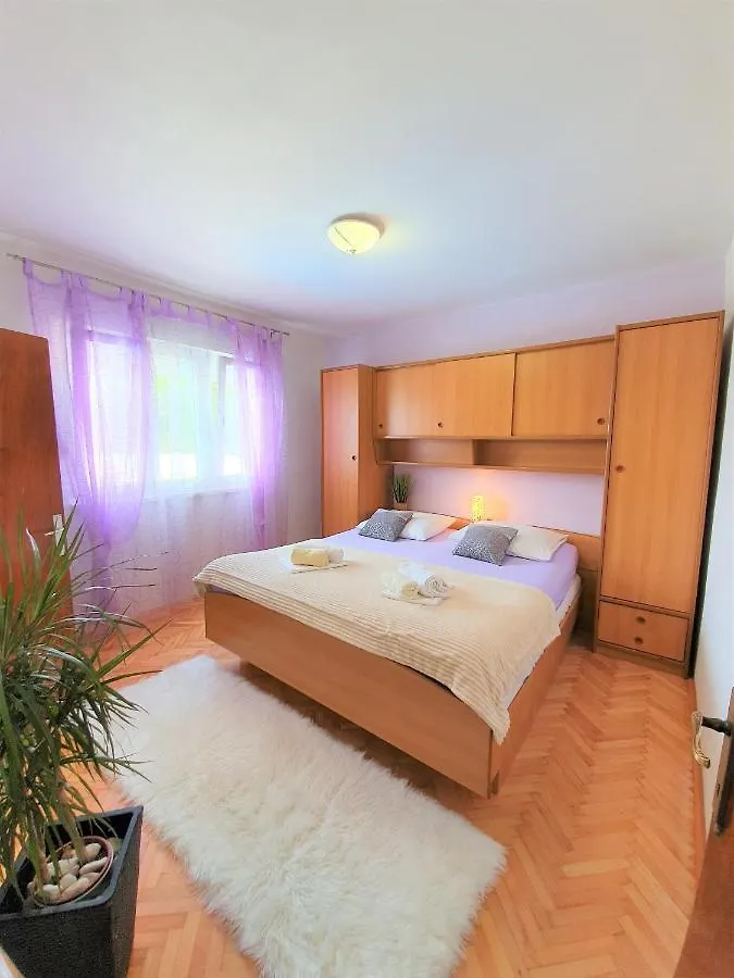 Apartments Angela Kampor 0*,